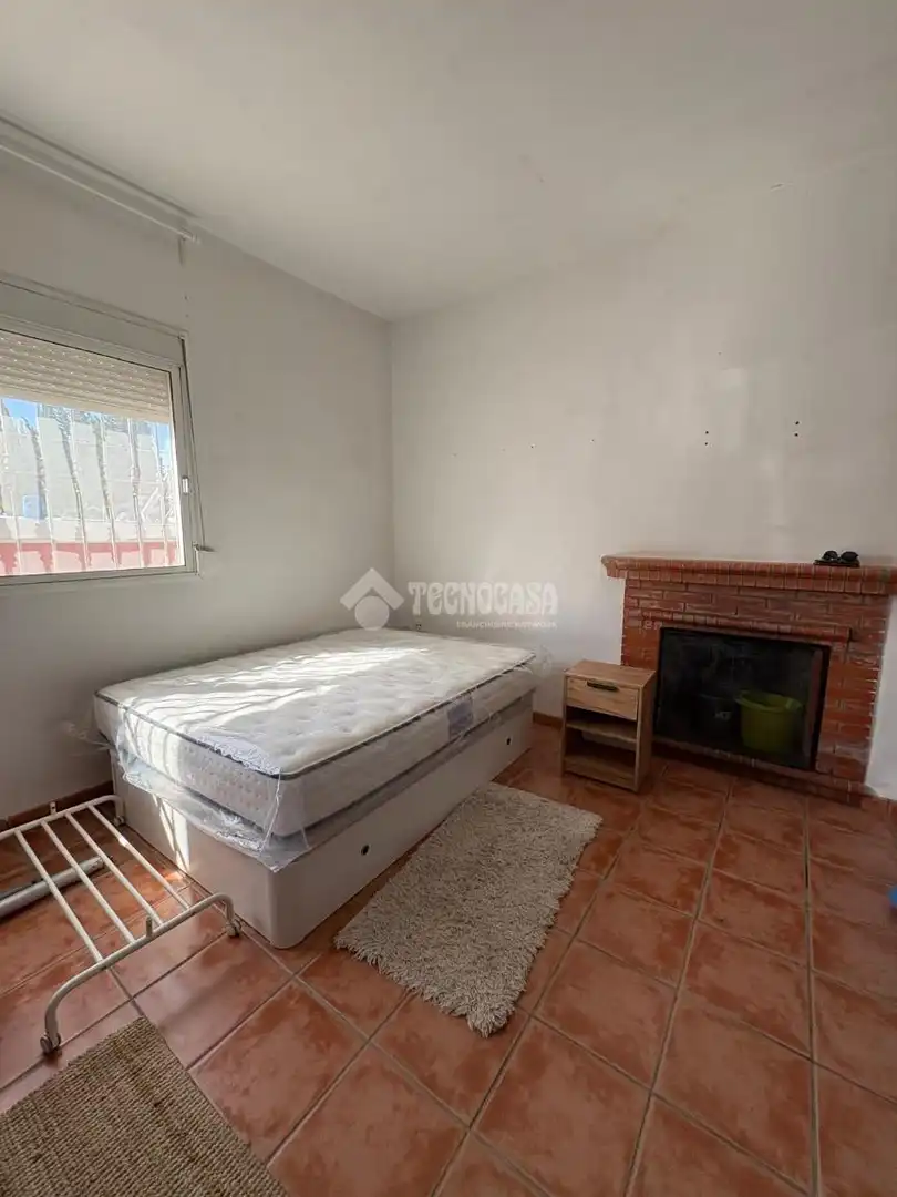 Dormitori de Casa o xalet en venda en La Rinconada amb Jardí privat