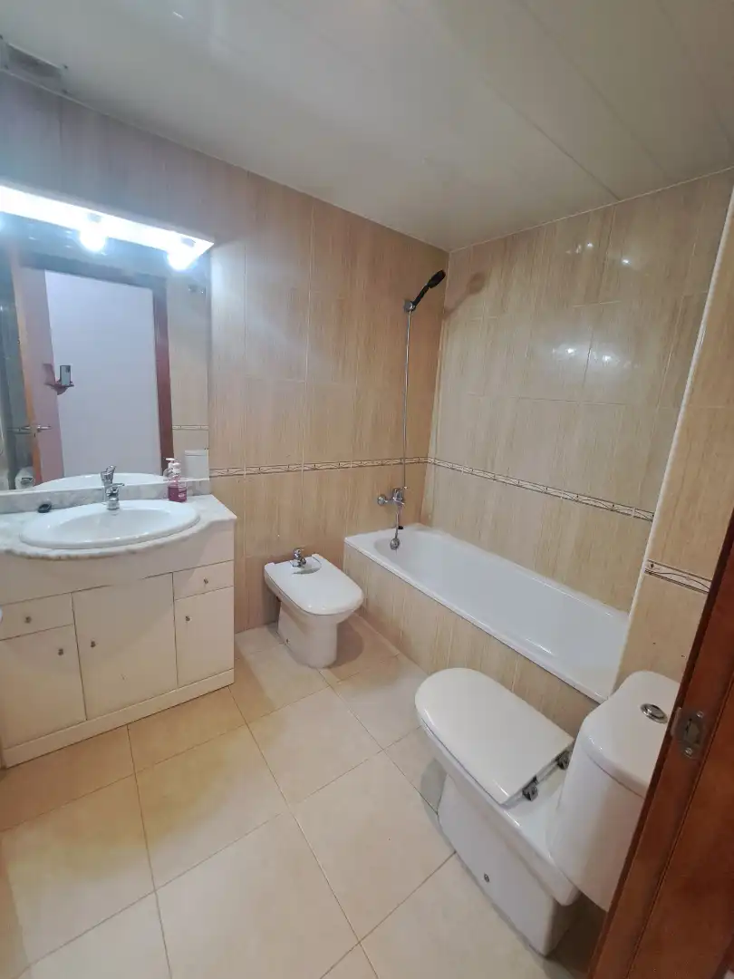 Baño de Piso de alquiler en Tordera con Calefacción, Horno y Balcón