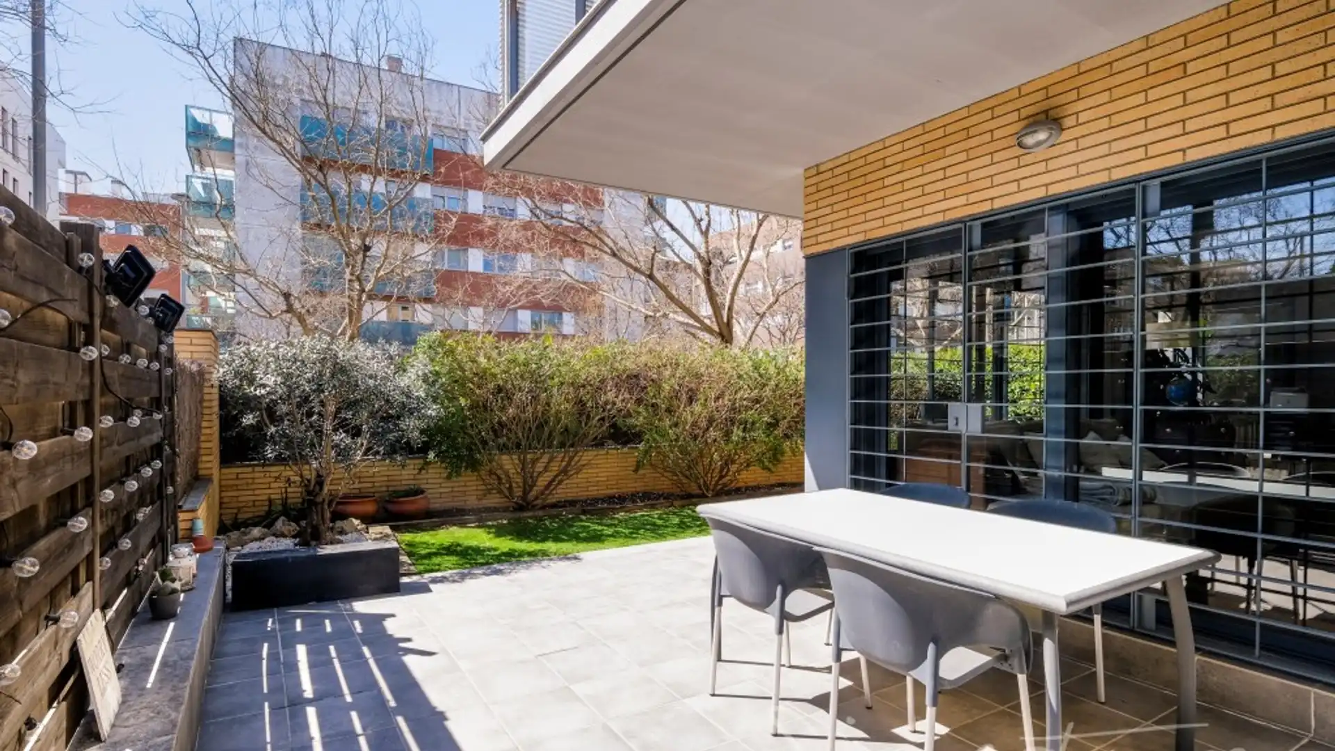 Terrasse von Erdgeschoss zum Verkauf in Sant Cugat del Vallès mit Klimaanlage, Privatgarten und Schwimmbad