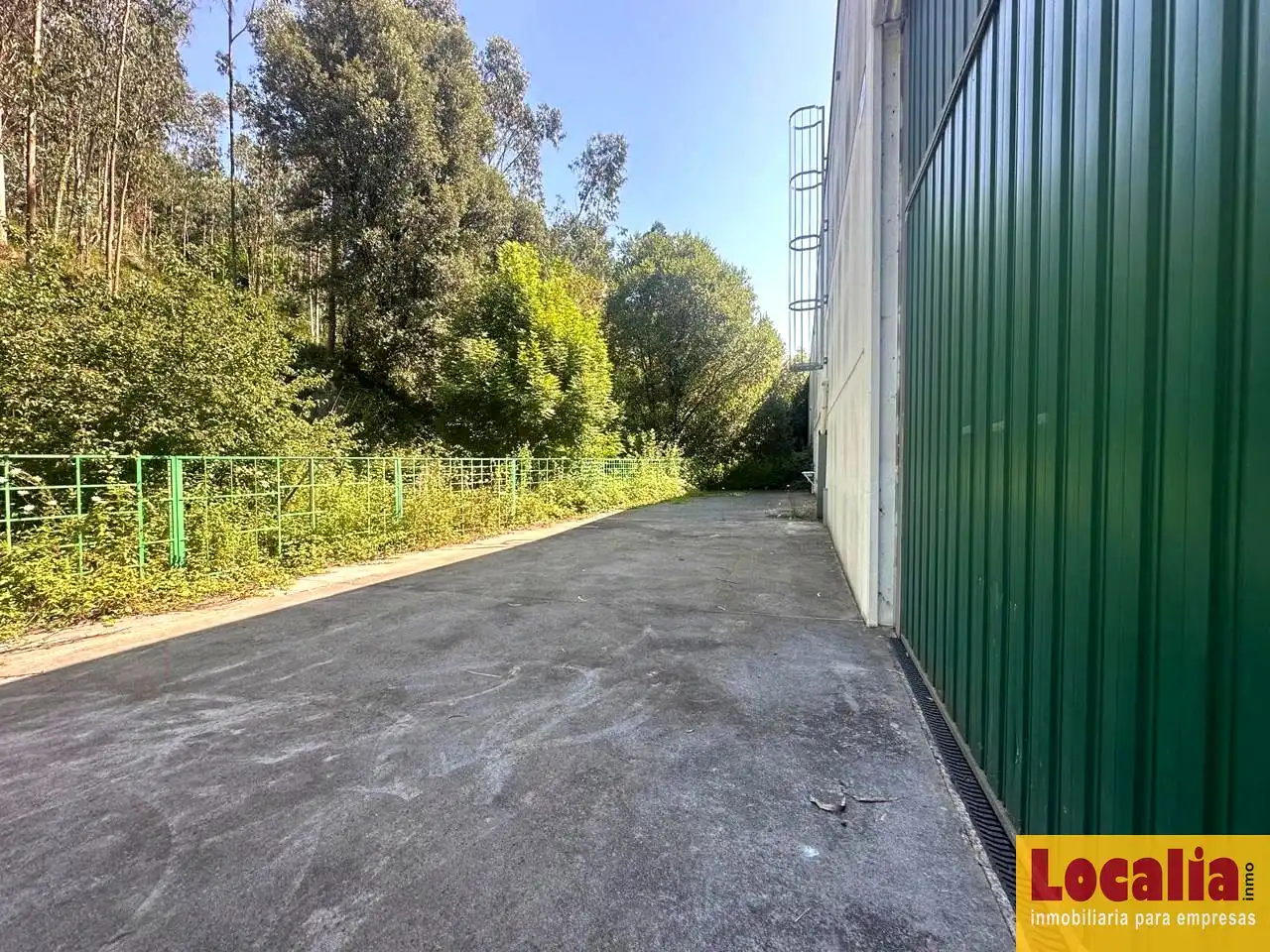 Parkplatz von Fabrikhallen zur Miete in Hazas de Cesto
