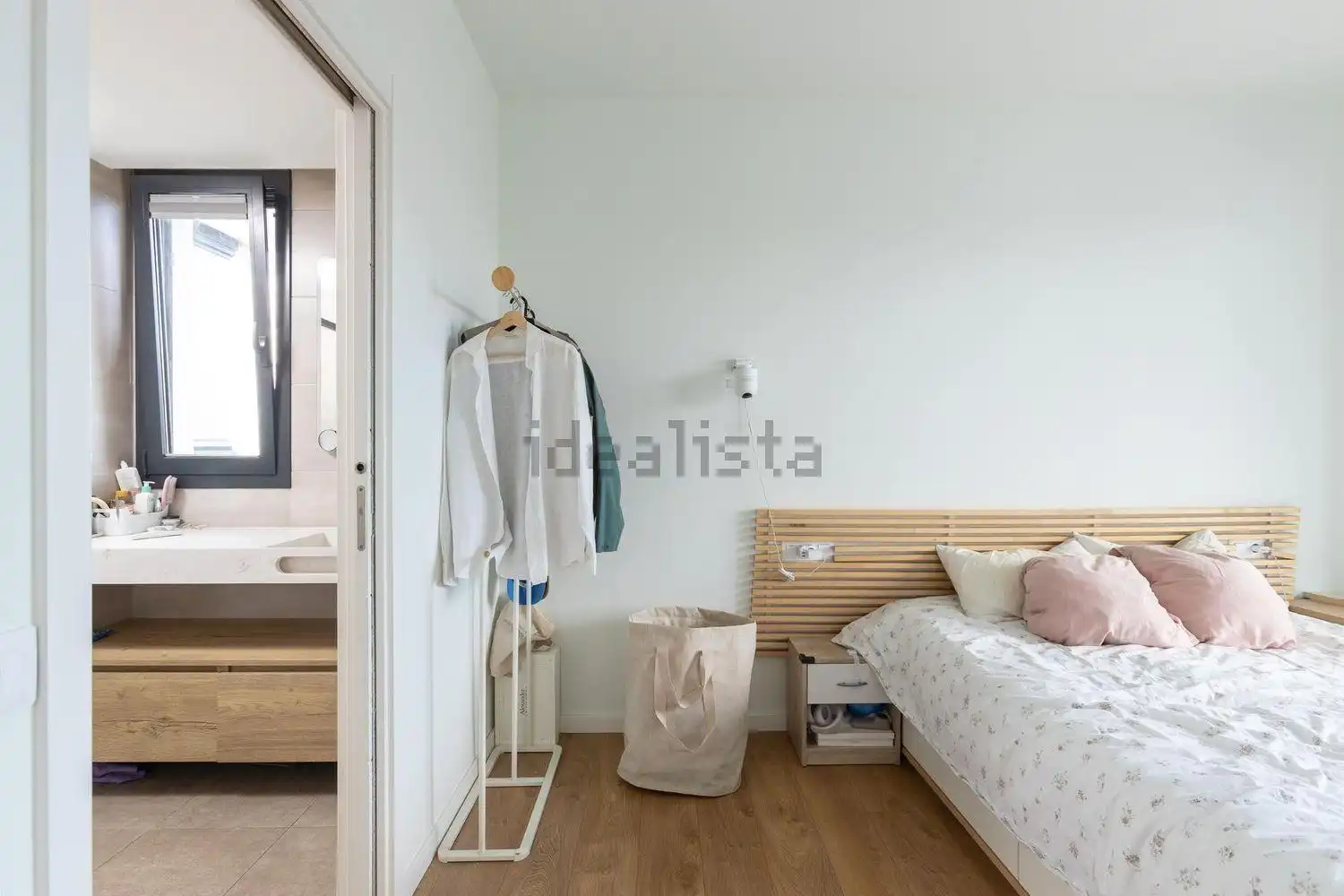 Schlafzimmer von Dachboden zur Miete in Sant Adrià de Besòs mit Klimaanlage, Heizung und Privatgarten