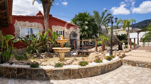 Villa exclusiva de 400 m con piscina y jardín a 100 m de la playa en Alcanar, Tarragona.