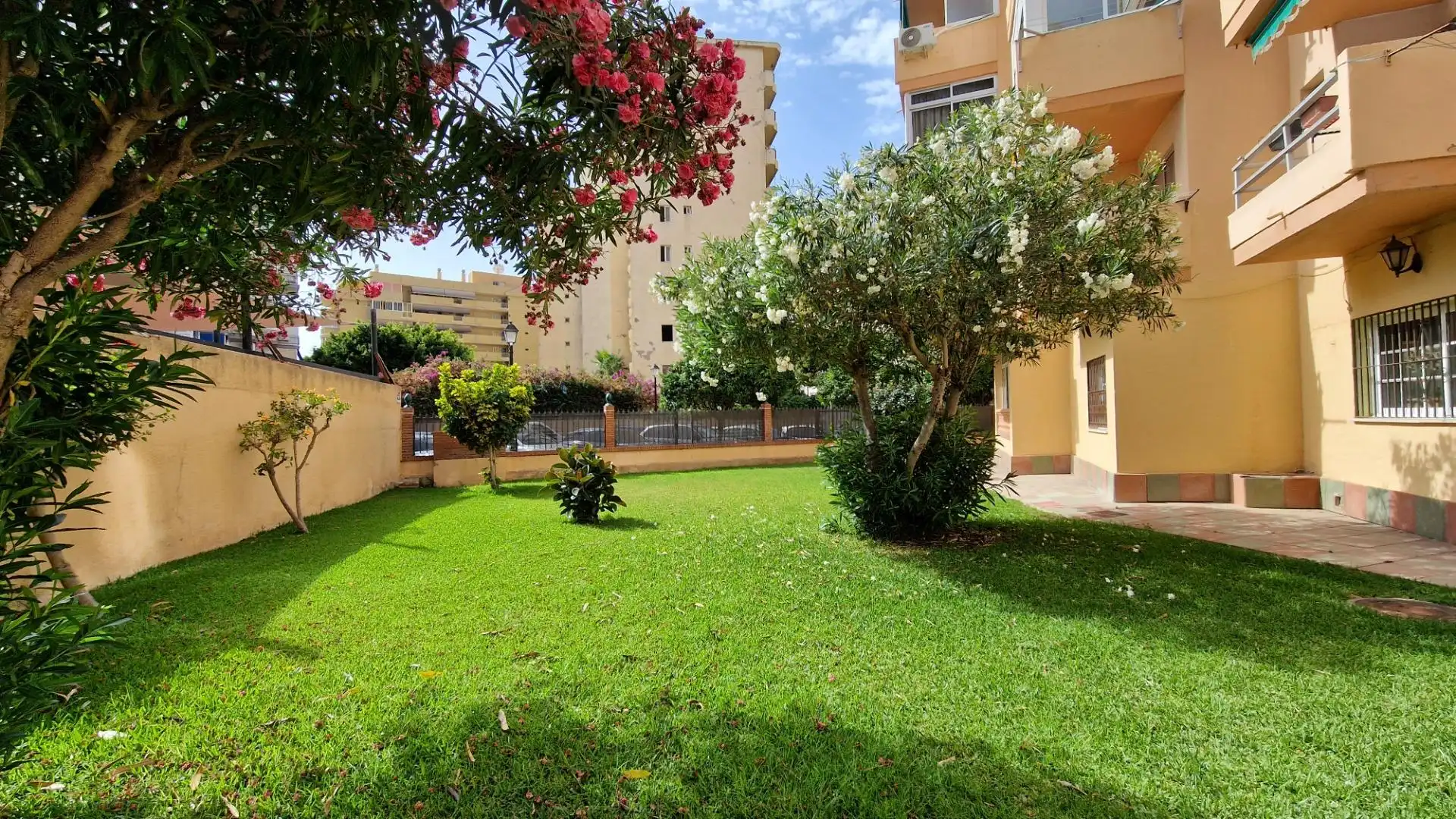 Jardí de Estudi en venda en Fuengirola amb Aire condicionat, Calefacció i Jardí privat