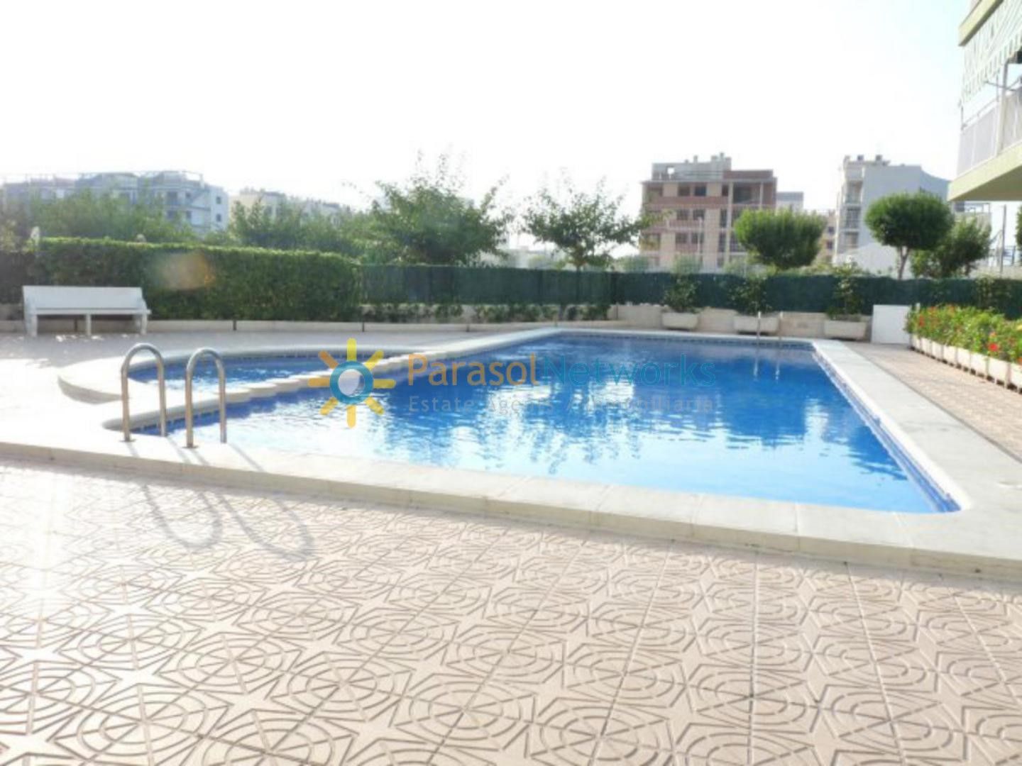 Piscina de Apartament de lloguer en Guardamar de la Safor amb Terrassa, Moblat i Forn