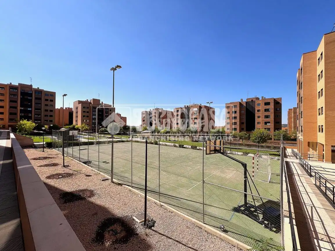 Außenansicht von Wohnung zum Verkauf in Cuenca mit Klimaanlage und Parkett
