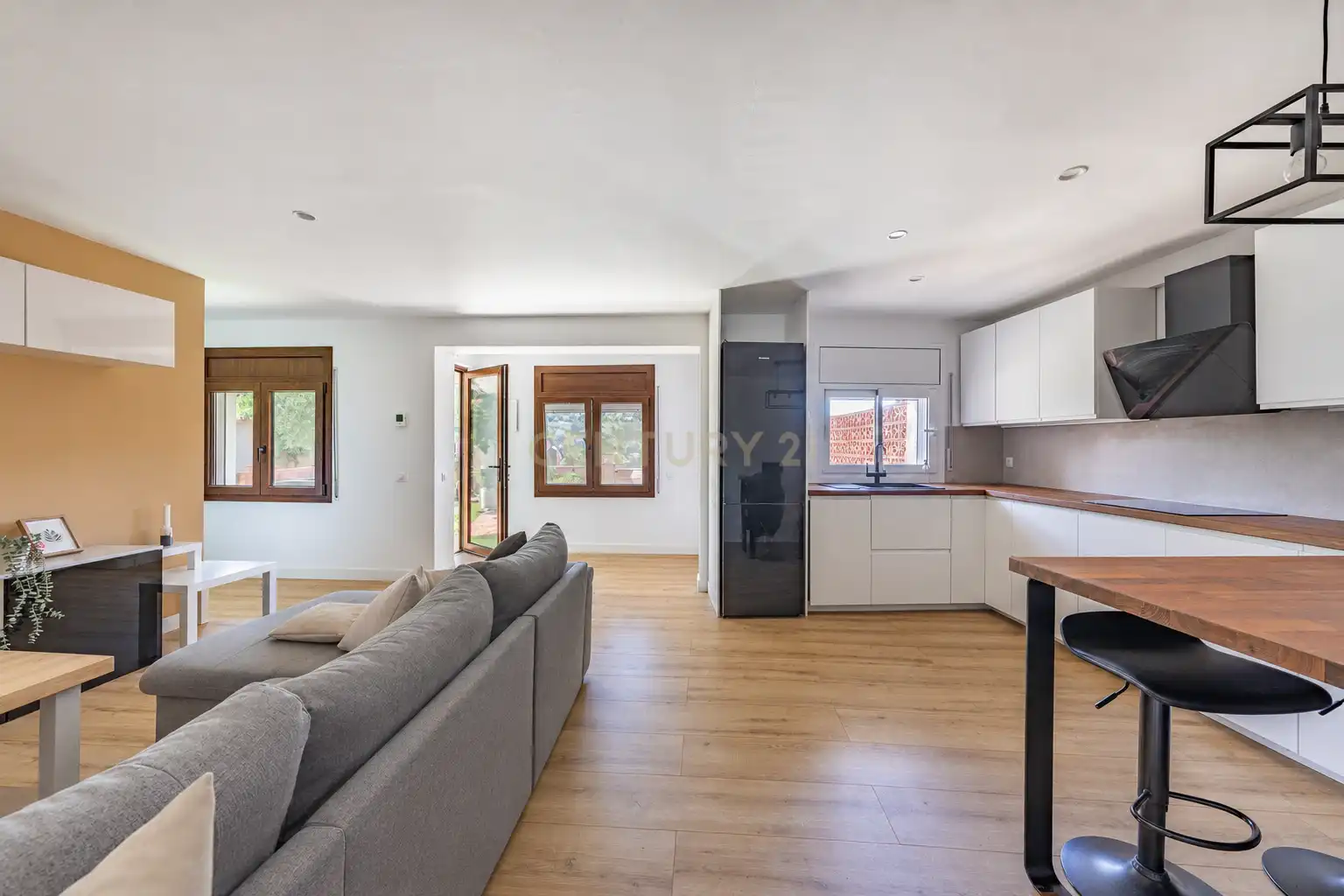 Sala d'estar de Casa o xalet en venda en Sant Cugat del Vallès amb Jardí privat i Traster