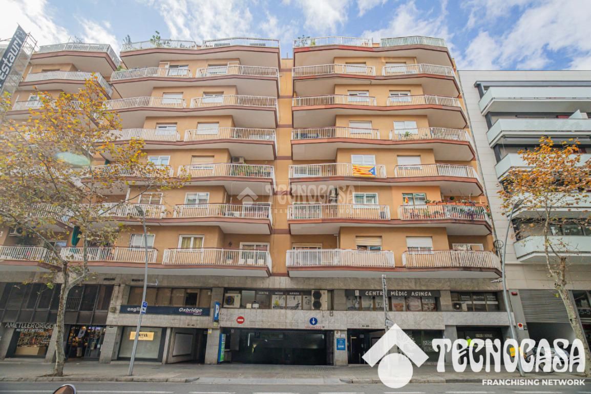 Exterior view of Flat for sale in  Barcelona Capital  with Air Conditioner and Balcony