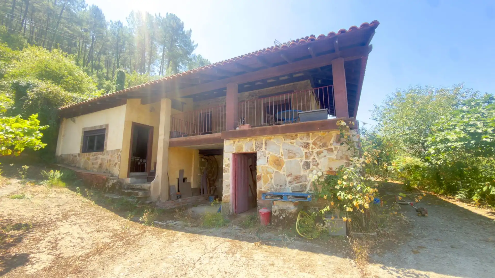 Vista exterior de Finca rústica en venda en Castrelo de Miño amb Jardí privat, Terrassa i Moblat