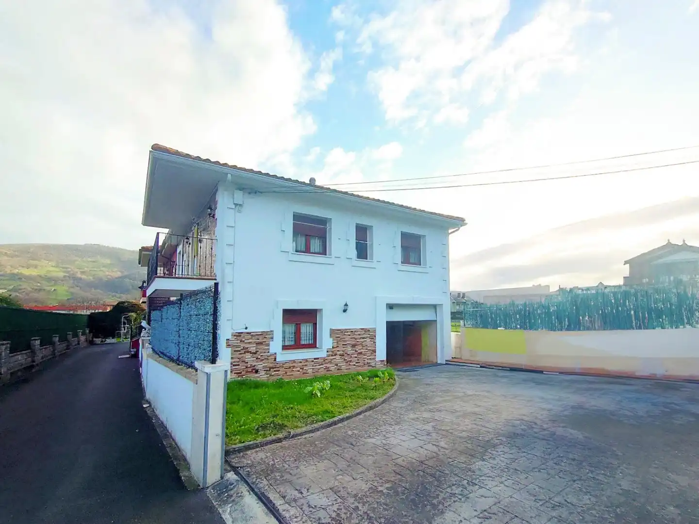 Außenansicht von Einfamilien-Reihenhaus zum Verkauf in Castañeda mit Heizung, Privatgarten und Terrasse