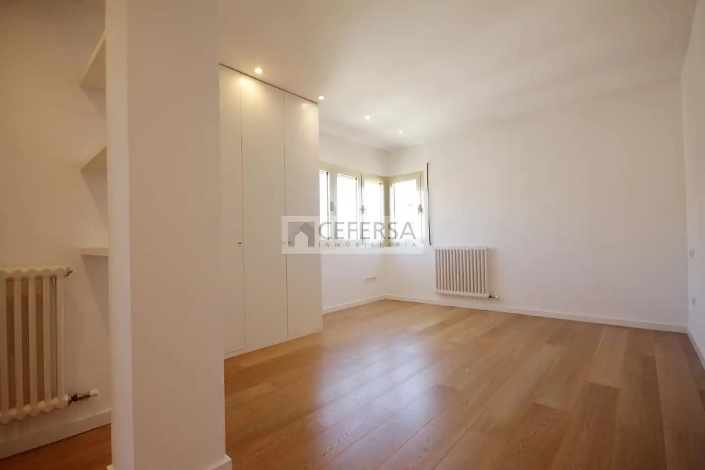 Schlafzimmer von Dachboden zur Miete in Barcelona mit Klimaanlage, Heizung und Parkett
