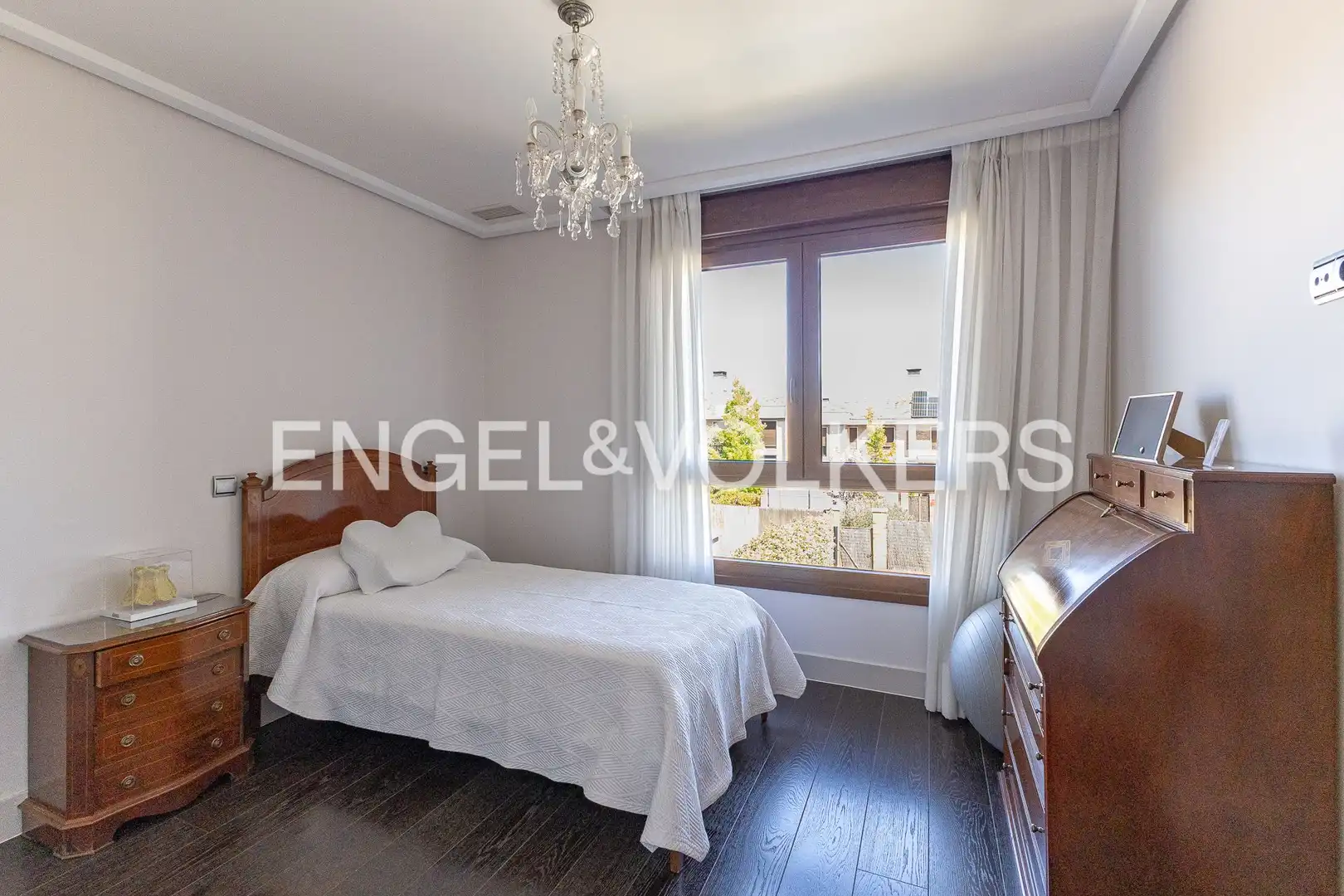 Schlafzimmer von Einfamilien-Reihenhaus zum Verkauf in Majadahonda mit Klimaanlage, Heizung und Privatgarten