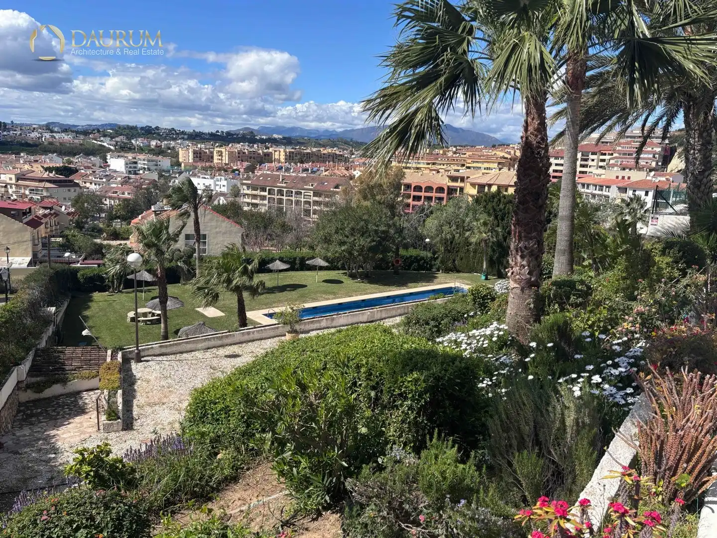 Vista exterior de Pis en venda en Fuengirola amb Aire condicionat, Terrassa i Piscina