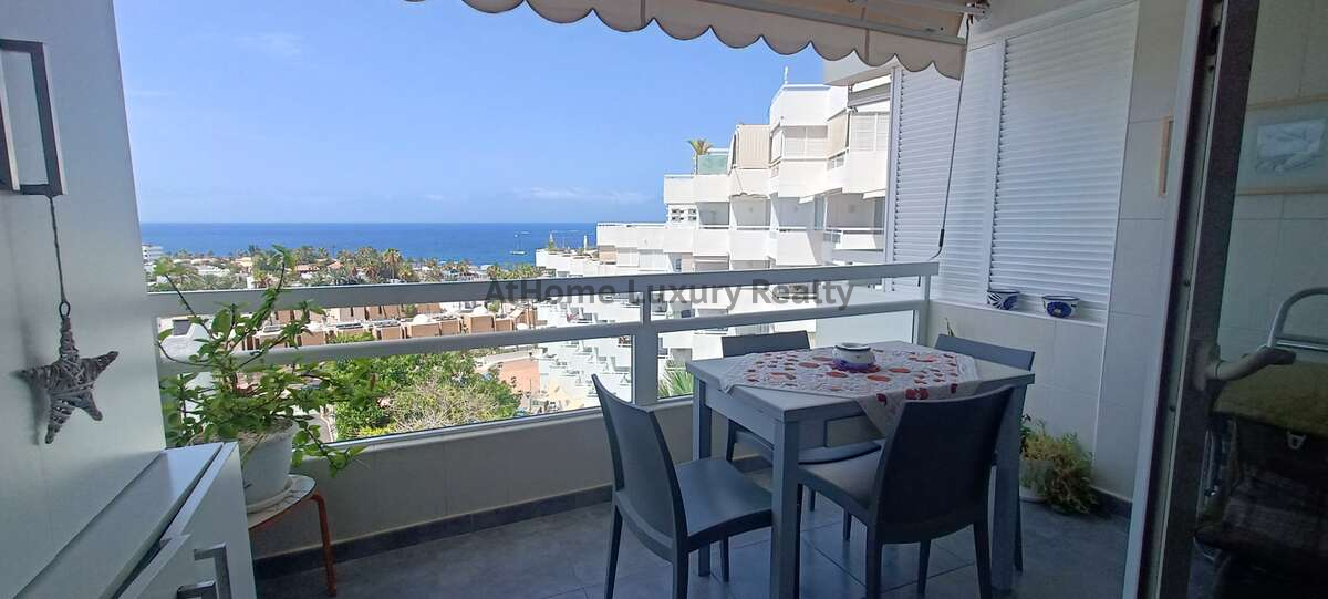 Vista exterior de Apartament en venda en Adeje amb Terrassa, Moblat i Piscina comunitària