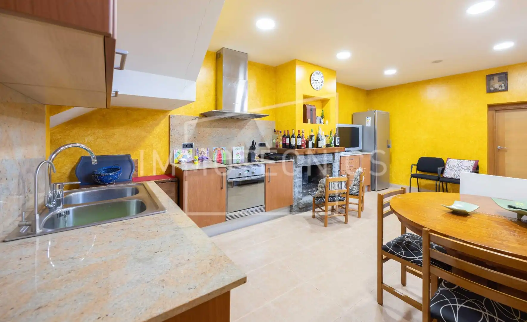 Cuina de Casa o xalet en venda en Pineda de Mar amb Aire condicionat, Calefacció i Jardí privat