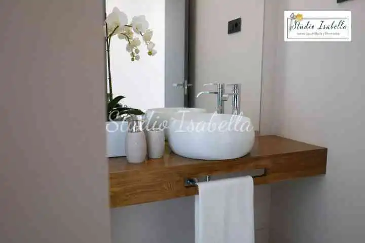 Bany de Casa o xalet en venda en Cobisa amb Aire condicionat, Calefacció i Jardí privat