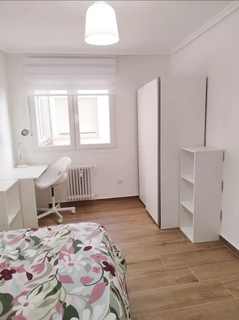 Room in Calle de las Milicias, 4, Santo Tomás
