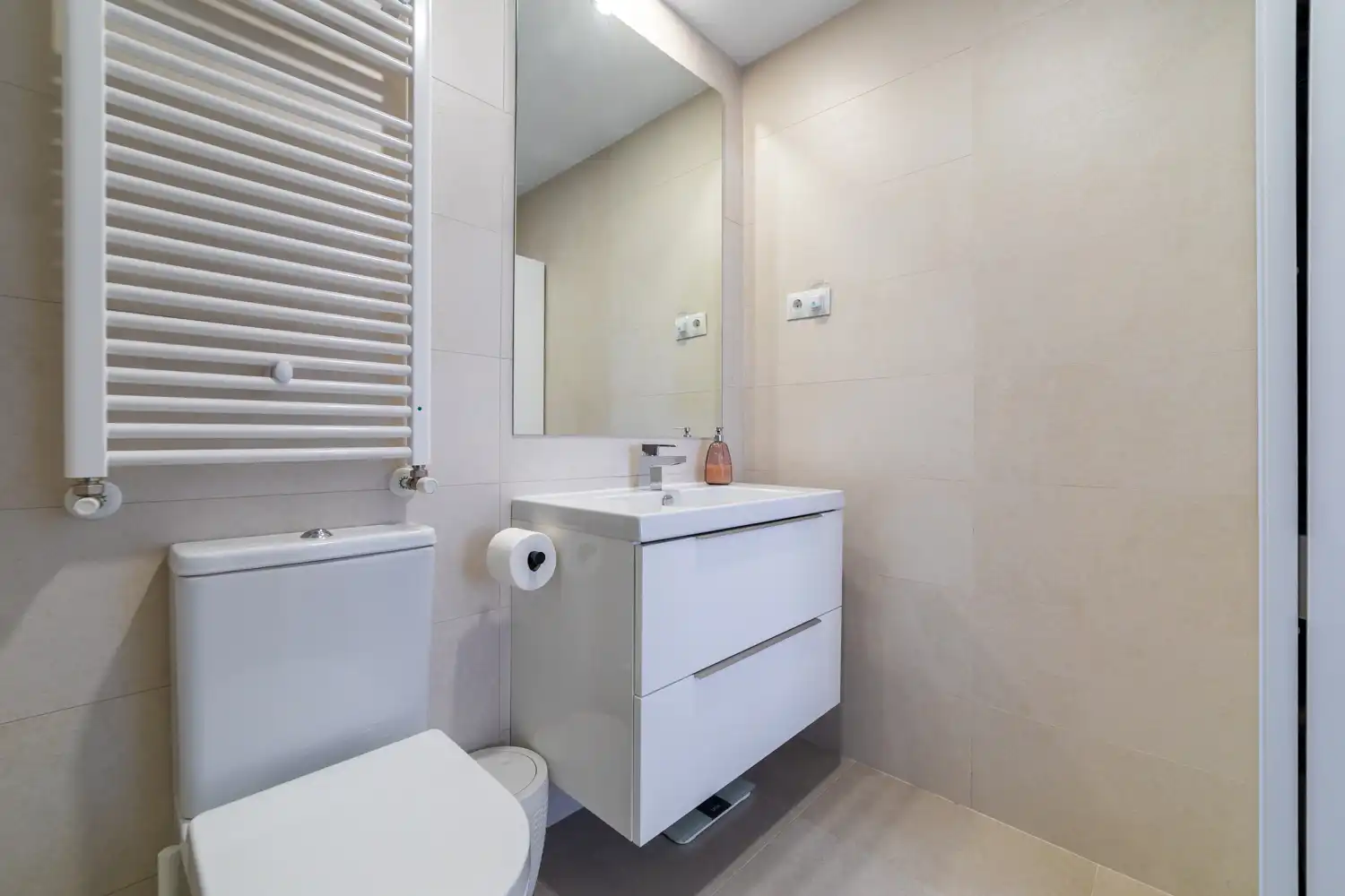 Bathroom of Flat for sale in Tres Cantos  with Air Conditioner, Heating and Private garden