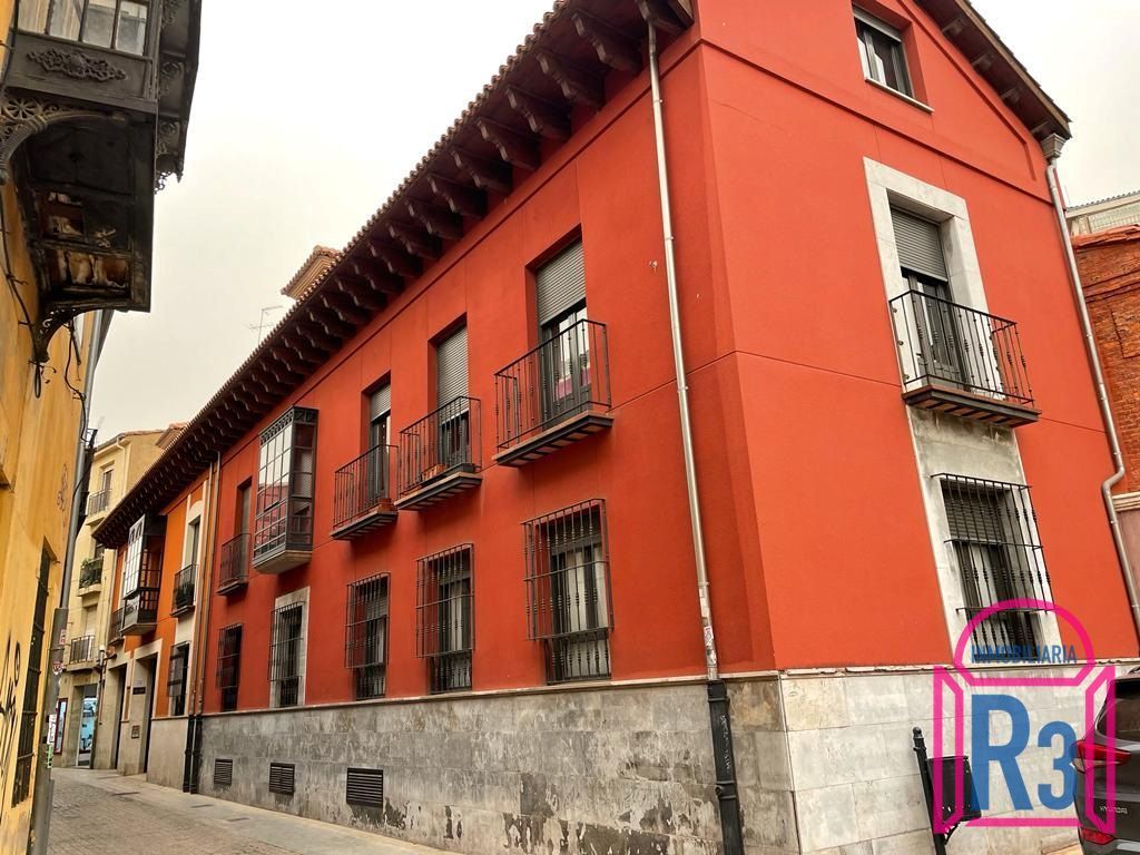 Vista exterior de Dúplex de alquiler en León Capital  con Calefacción, Trastero y Amueblado