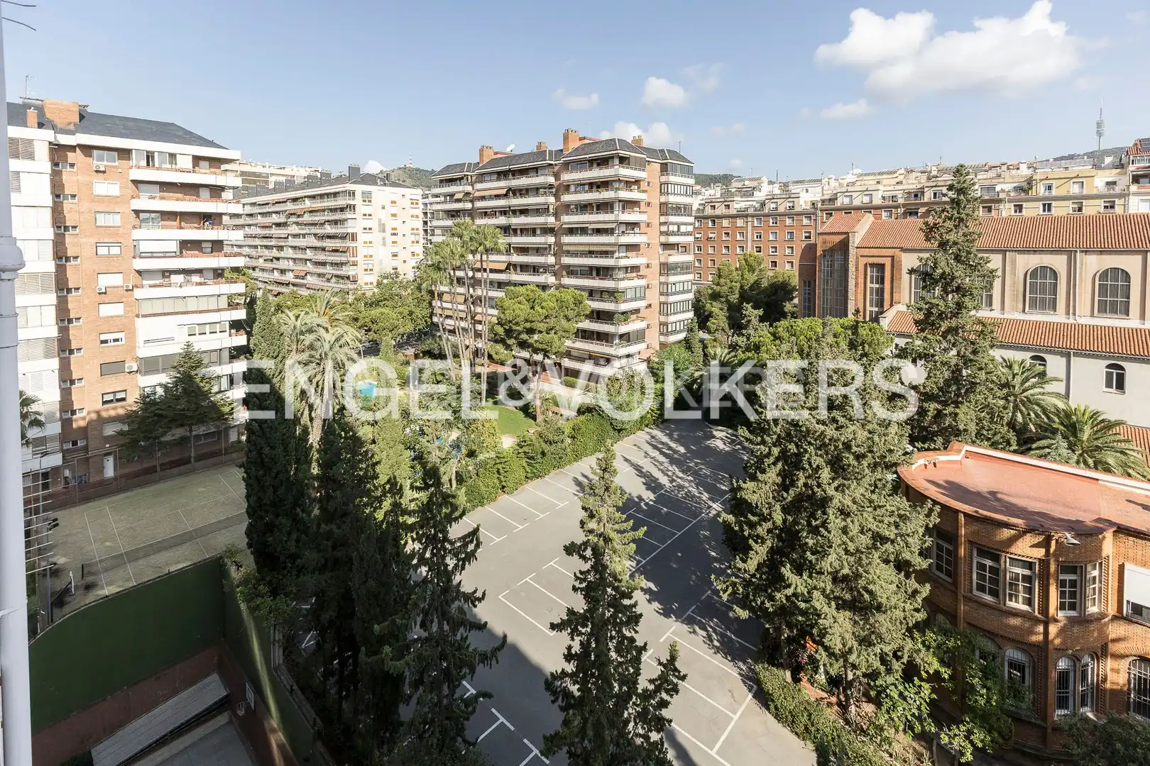 Vista exterior de Pis en venda en Barcelona amb Aire condicionat, Calefacció i Jardí privat