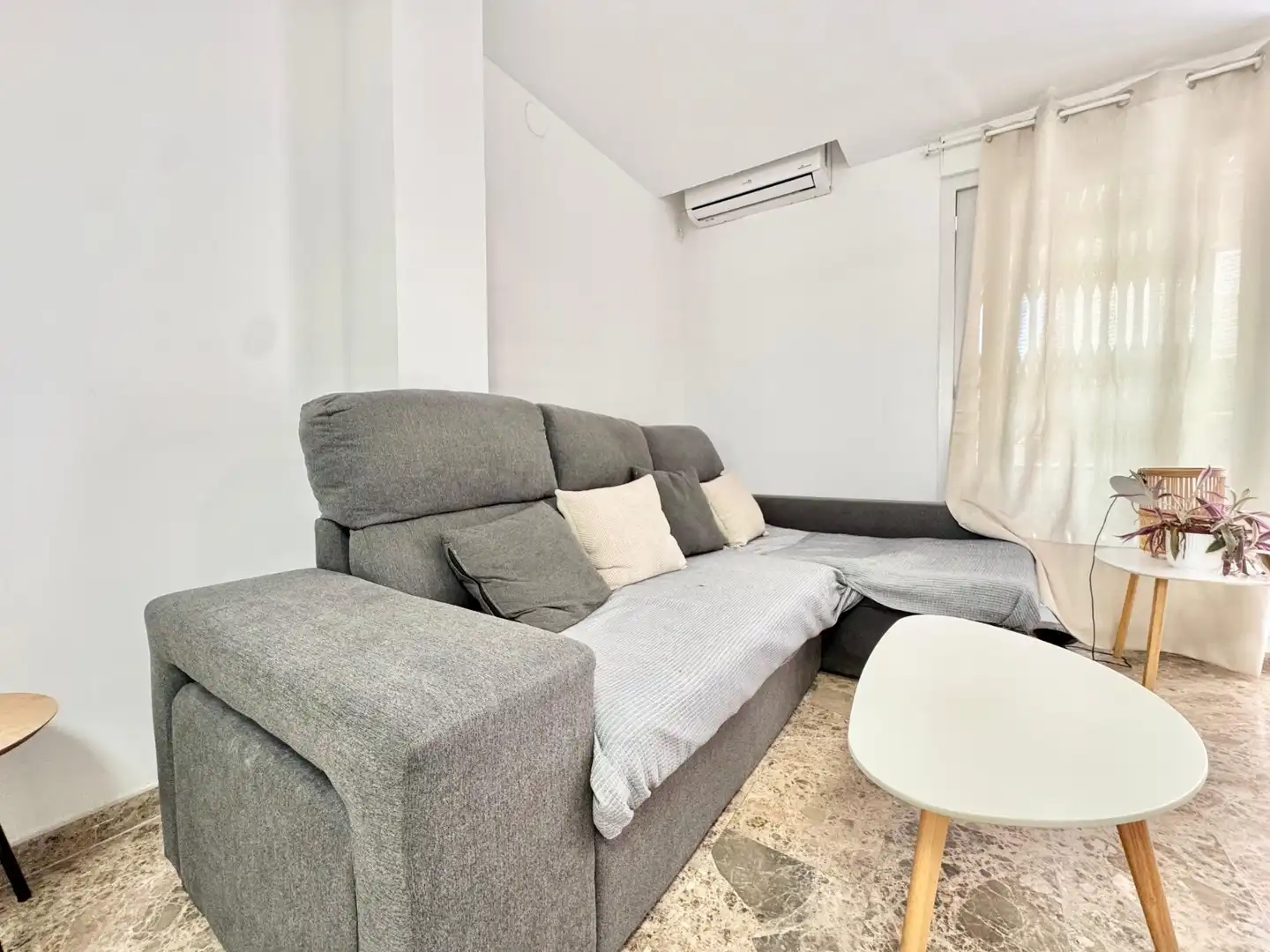 Sala de estar de Ático de alquiler en Torrevieja con Aire acondicionado, Terraza y Amueblado