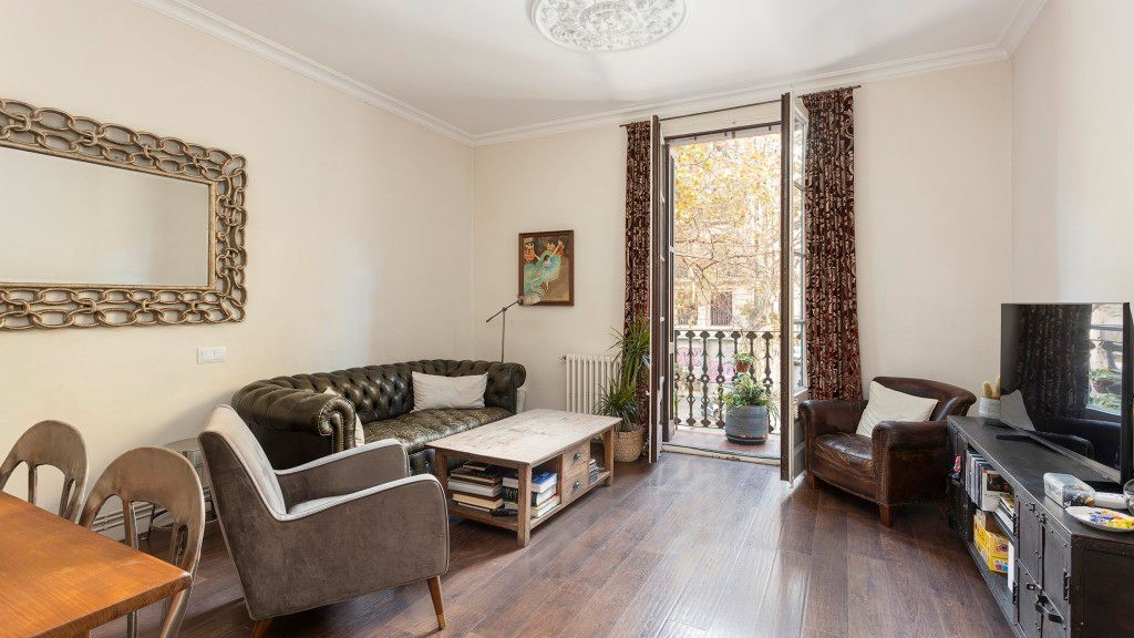 Living room of Apartment for sale in  Barcelona Capital  with Air Conditioner, Heating and Parquet flooring