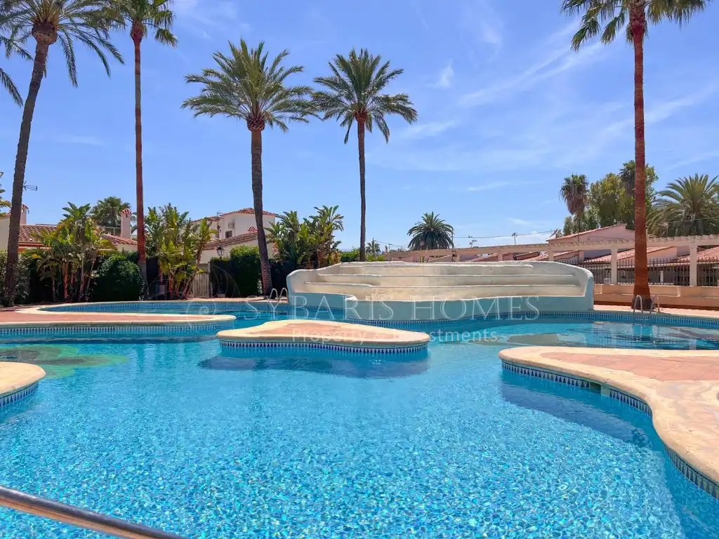 Piscina de Apartamento de alquiler en Dénia con Aire acondicionado, Jardín privado y Piscina