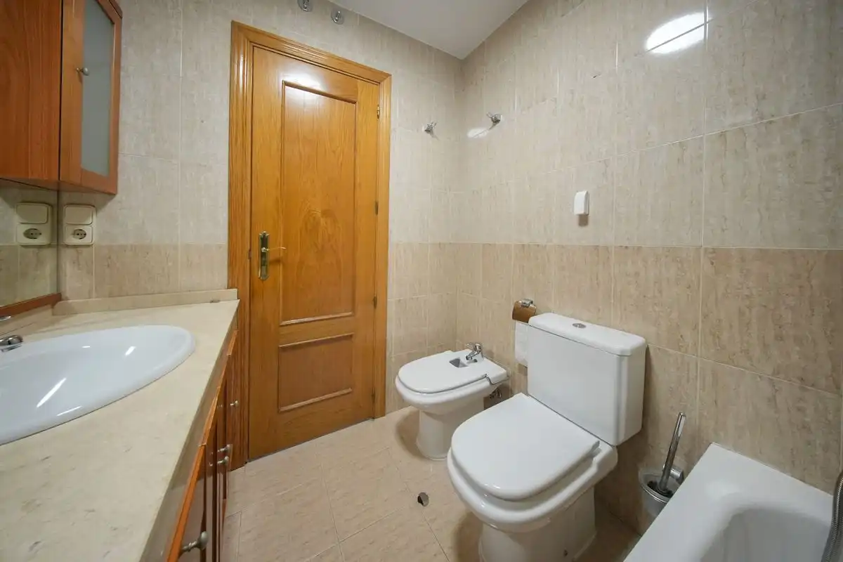 Baño de Casa adosada en venta en Pozuelo de Alarcón con Aire acondicionado, Calefacción y Jardín privado