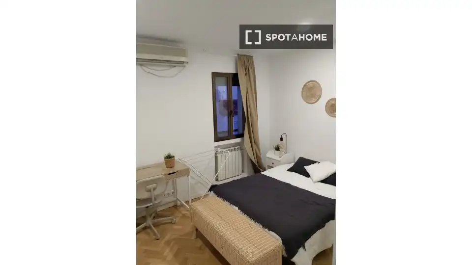 Bedroom of Flat for share in Madrid  with Air Conditioner, Heating and Furnished