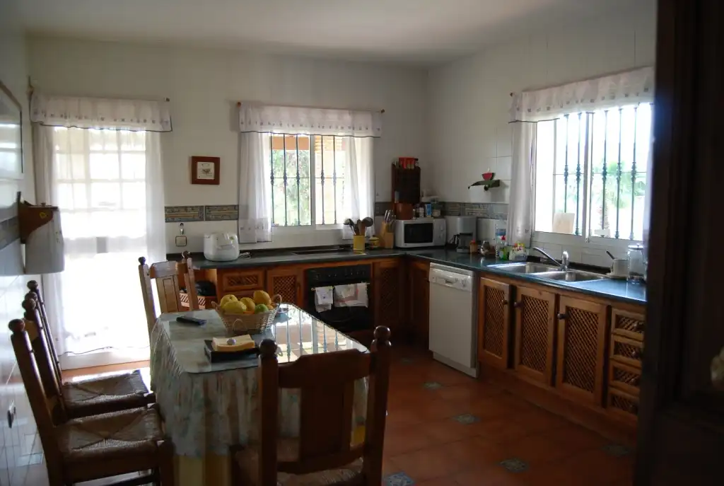 Cuina de Casa o xalet en venda en Alhaurín de la Torre amb Aire condicionat, Jardí privat i Terrassa