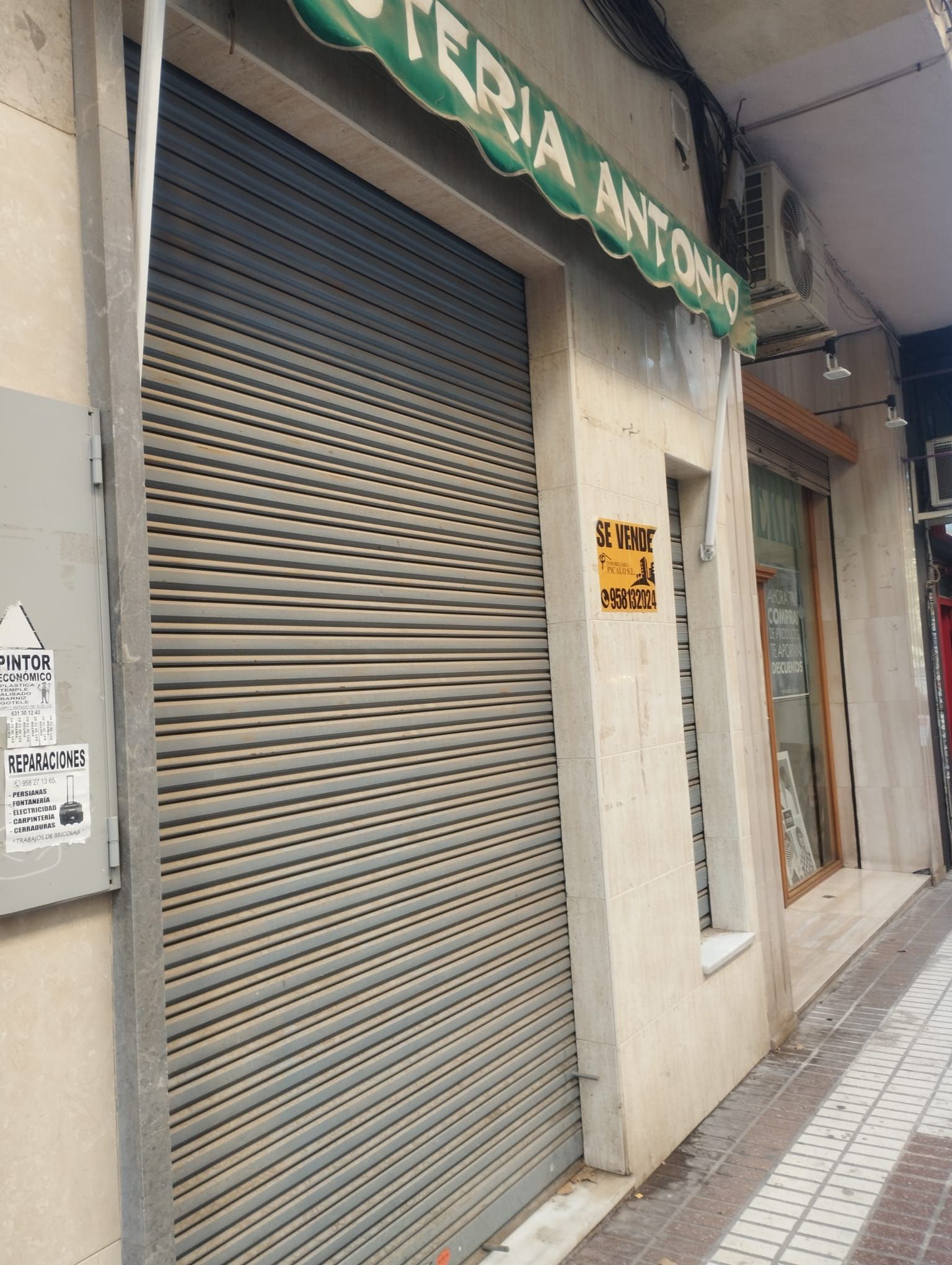Vista exterior de Local en venta en  Granada Capital