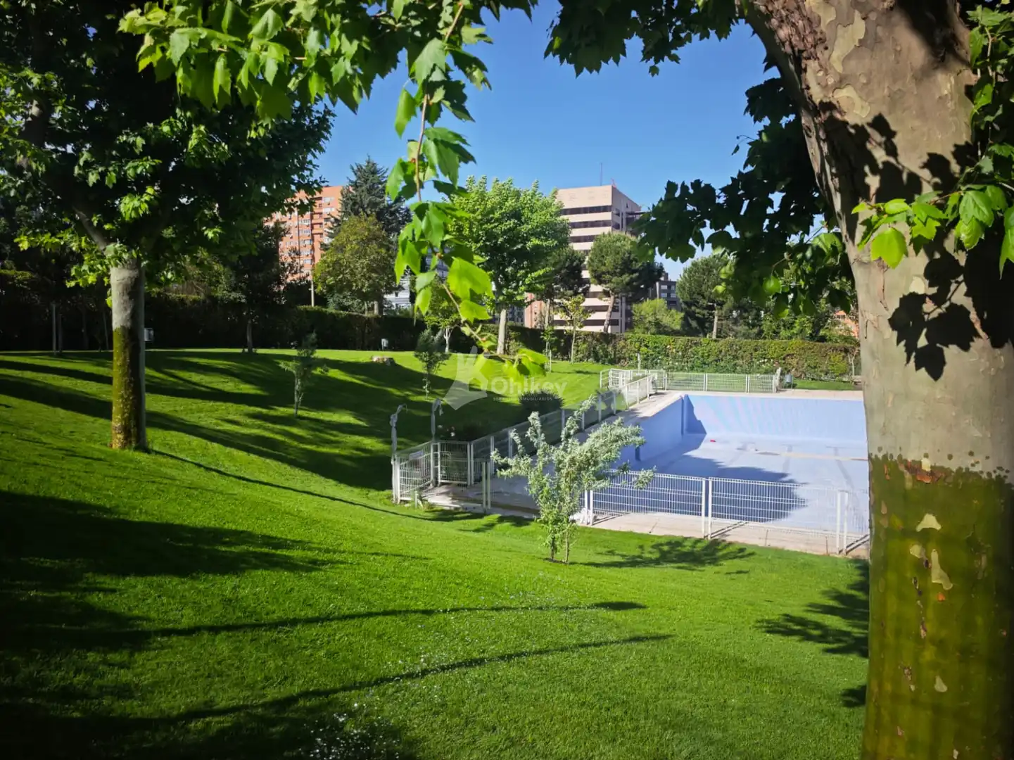 Piscina de Local en venta en Madrid con Aire acondicionado