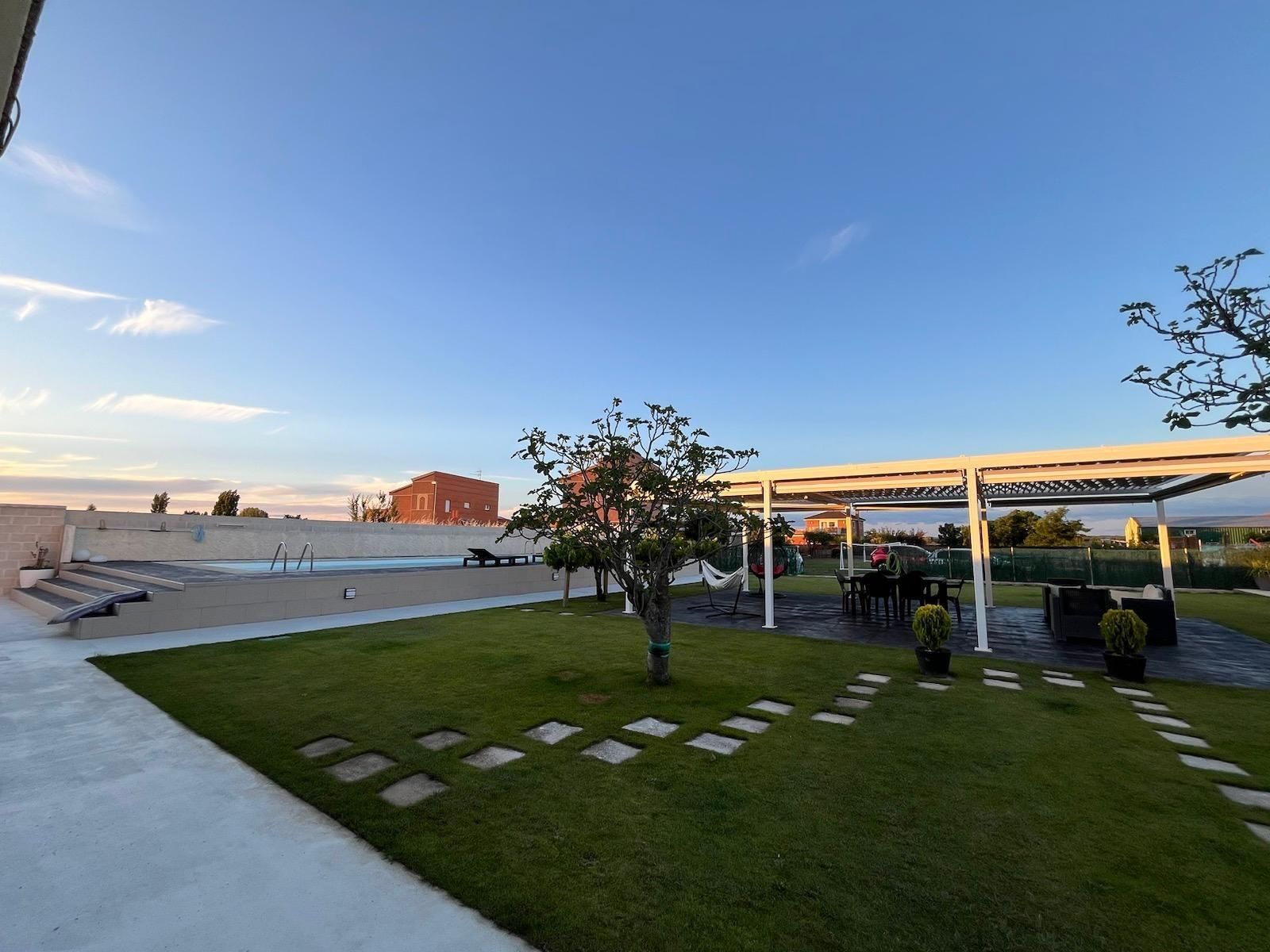 Terrassa de Casa o xalet en venda en Calvarrasa de Abajo amb Calefacció, Jardí privat i Piscina