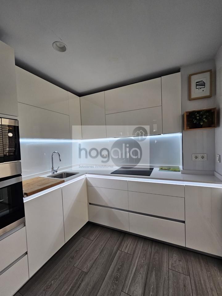 Kitchen of Flat to rent in  Sevilla Capital  with Air Conditioner, Furnished and Community pool