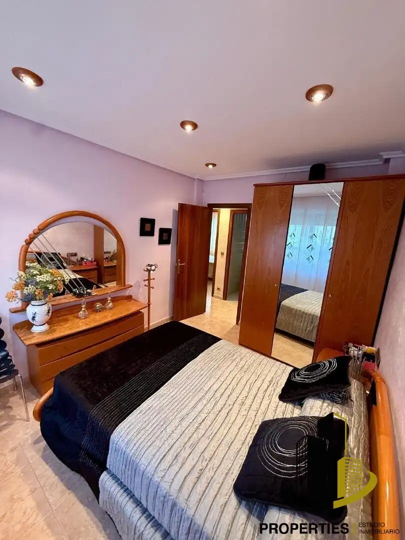 Bedroom of Flat for sale in Ledrada