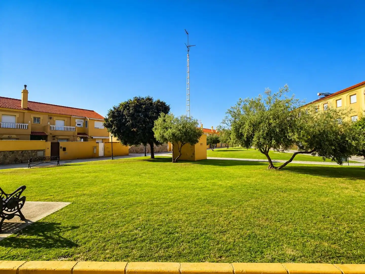 Vista exterior de Casa adosada en venta en Los Barrios
