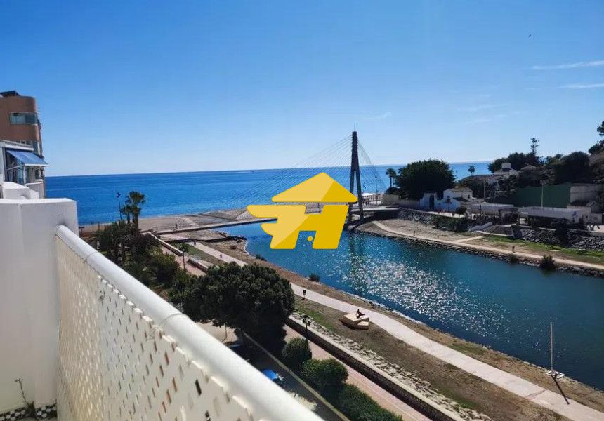 Vista exterior de Pis de lloguer en Fuengirola amb Aire condicionat, Jardí privat i Piscina