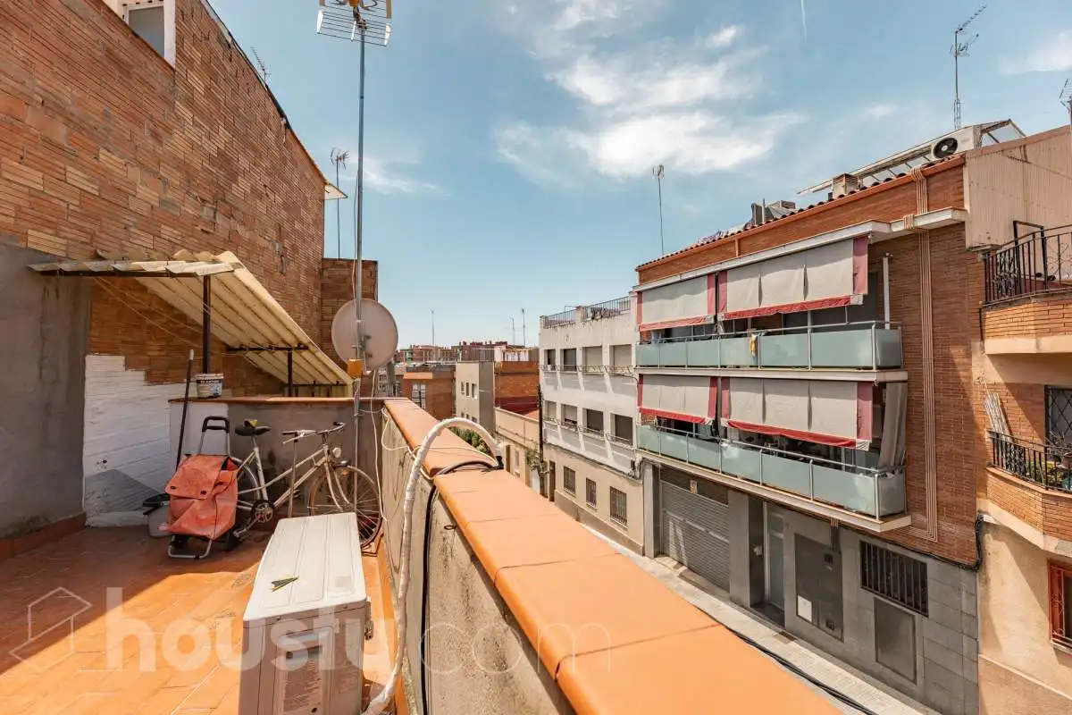 Vista exterior de Apartament en venda en Gavà amb Aire condicionat, Terrassa i Moblat