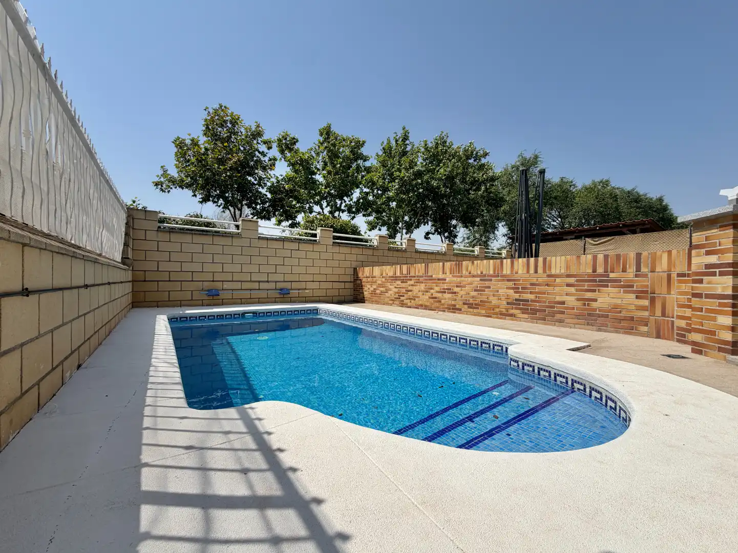 Piscina de Casa adosada en venda en Ugena amb Aire condicionat, Calefacció i Jardí privat