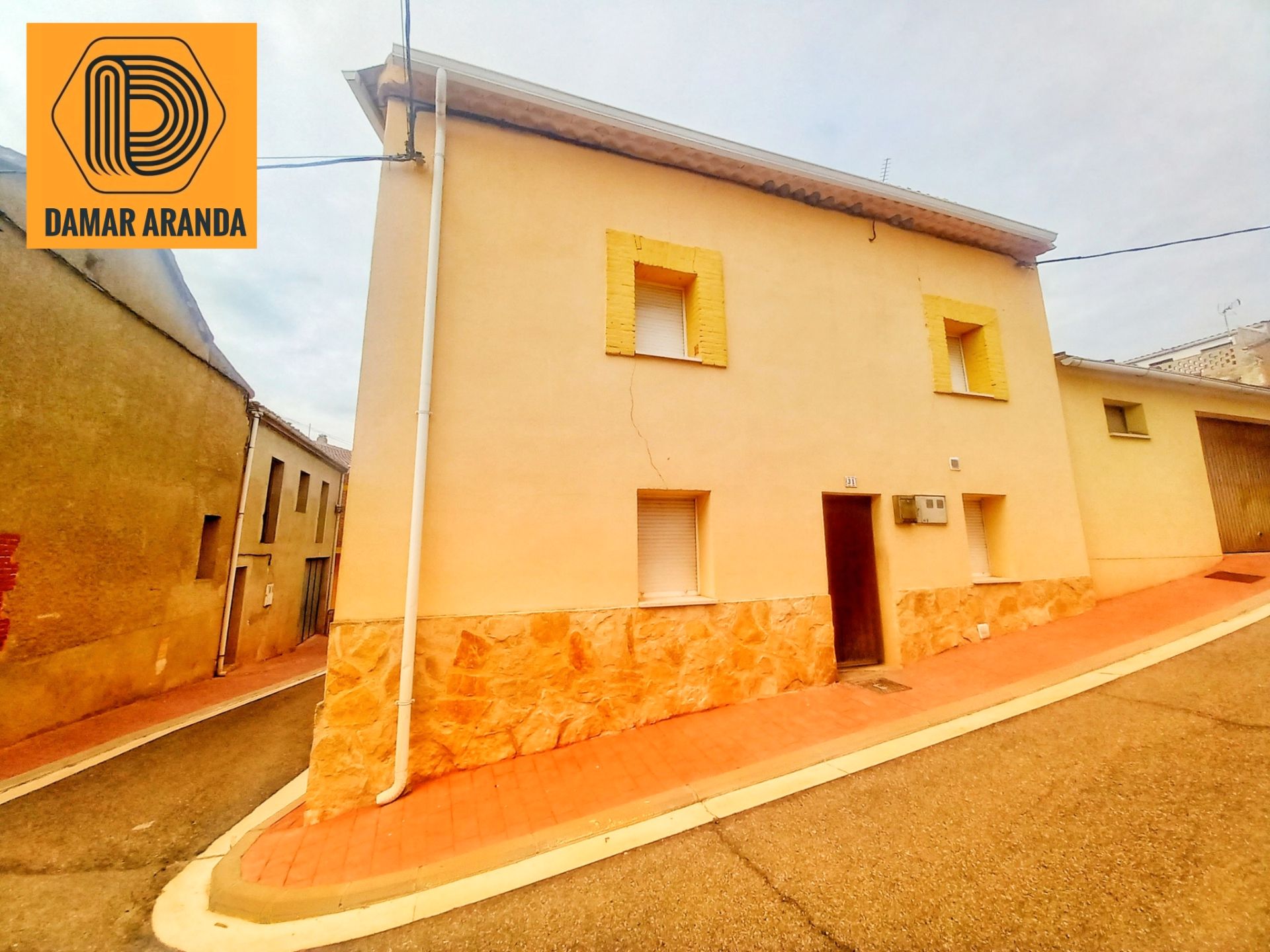 Vista exterior de Casa adosada en venda en Castrillo de la Vega amb Forn