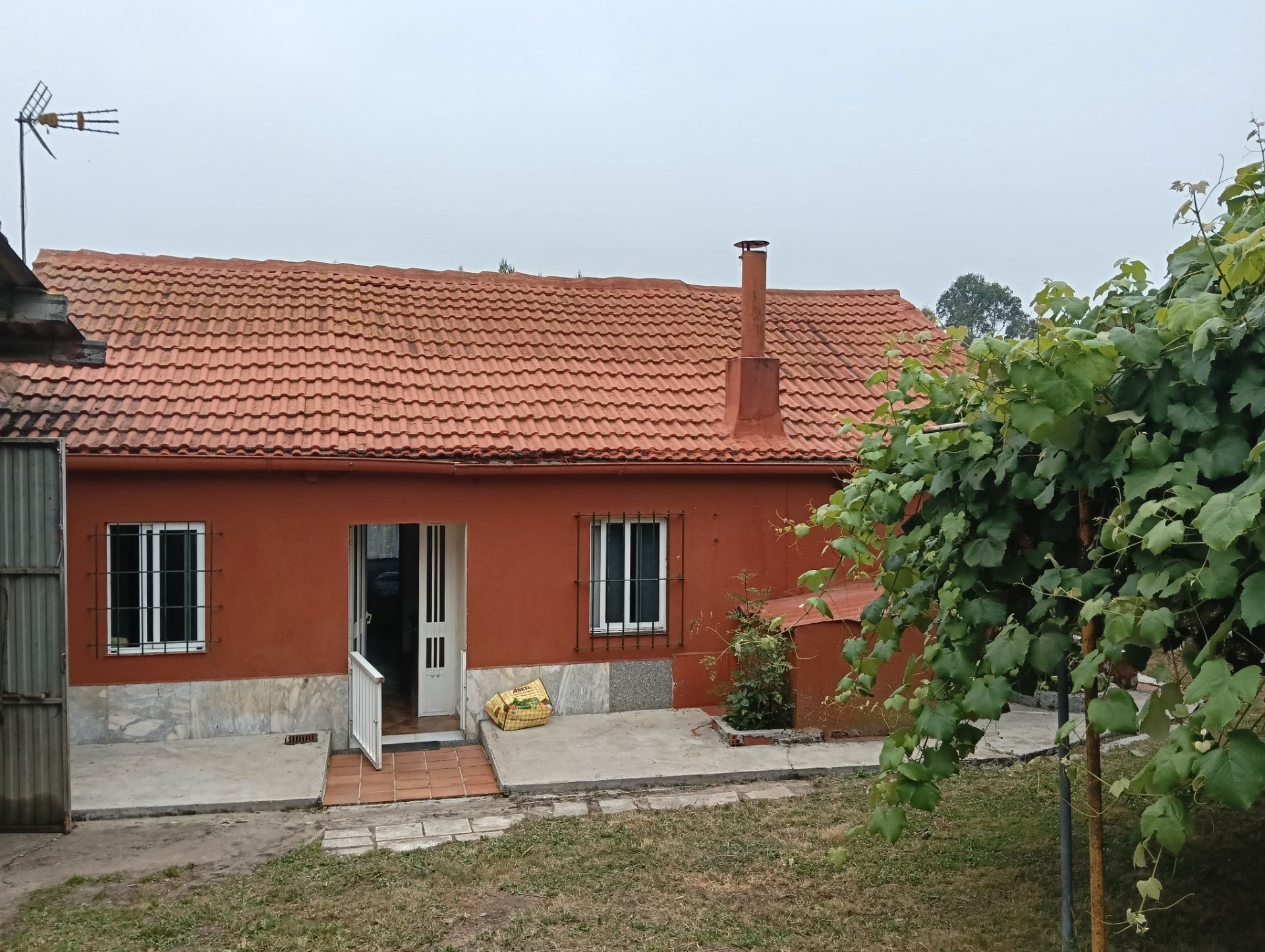 Vista exterior de Casa o xalet en venda en Cesuras amb Jardí privat i Traster