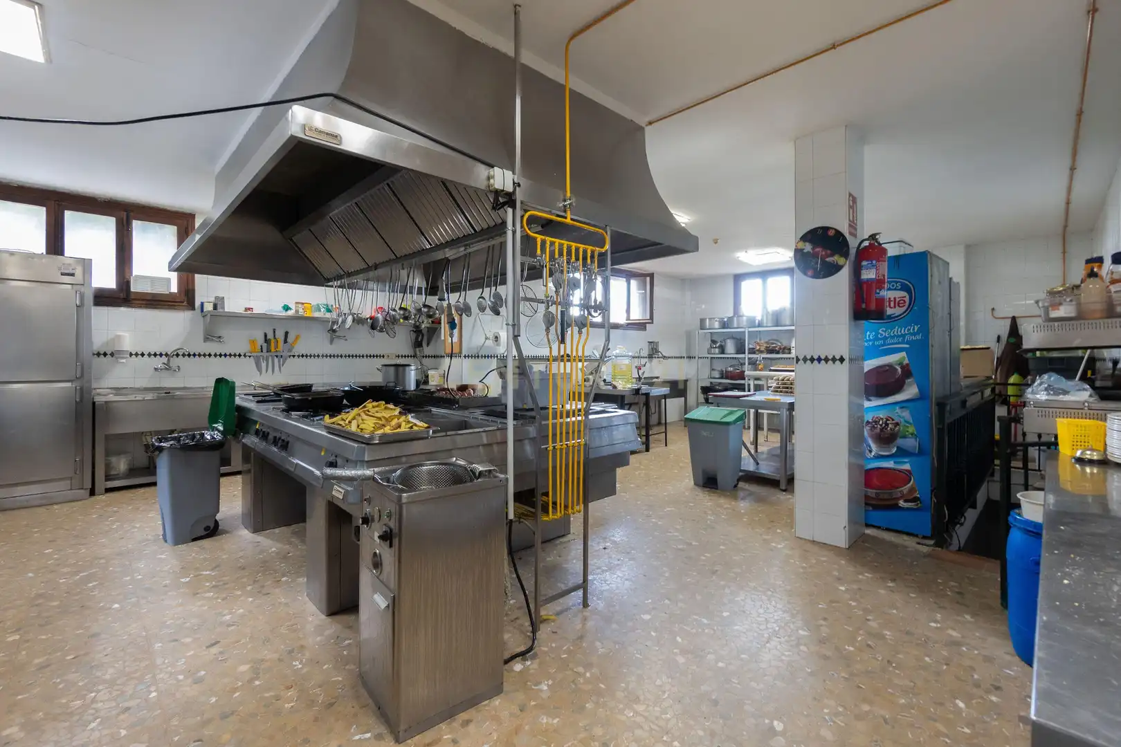 Küche von Gebäude zum Verkauf in Sierra Nevada mit Gemeinschaftspool