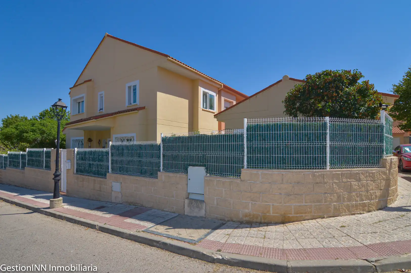 Vista exterior de Casa adosada en venta en Valdemorillo con Calefacción, Jardín privado y Parquet