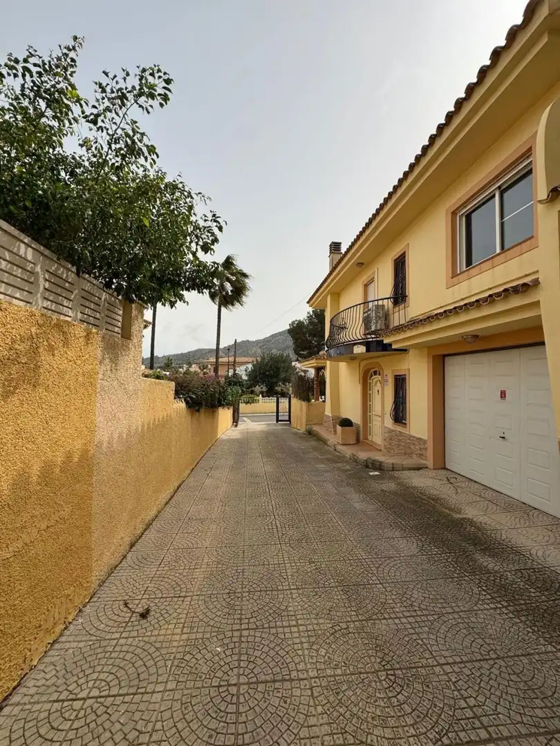 Vista exterior de Casa o xalet en venda en L'Alfàs del Pi amb Aire condicionat, Jardí privat i Terrassa
