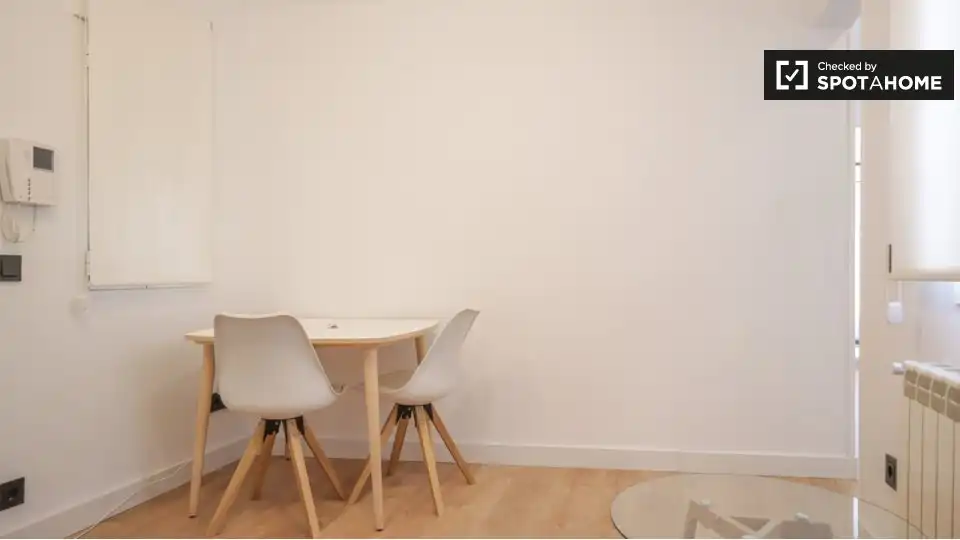 Comedor de Piso de alquiler en Madrid con Aire acondicionado, Calefacción y Amueblado