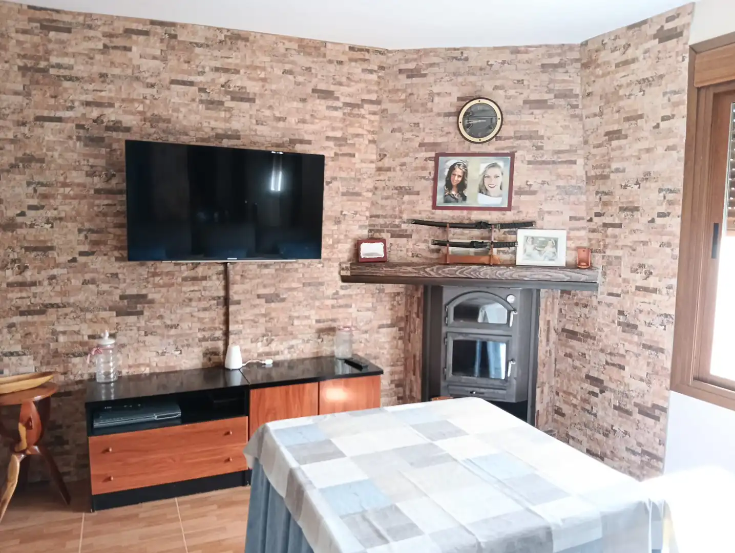 Wohnzimmer von Wohnung zum Verkauf in Yunquera mit Heizung, Terrasse und Ofen