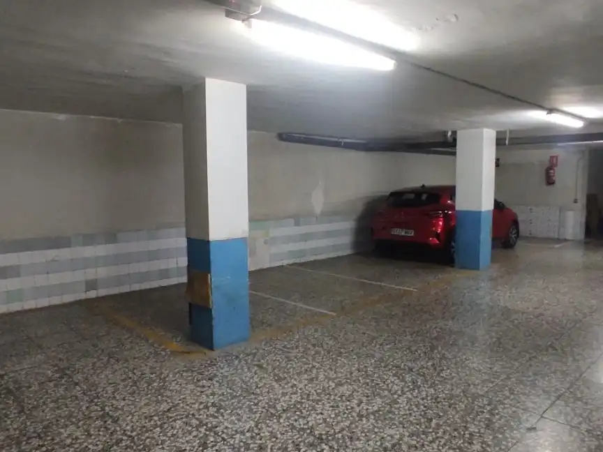 Moto de lloguer a Arquitecto Guardiola 15