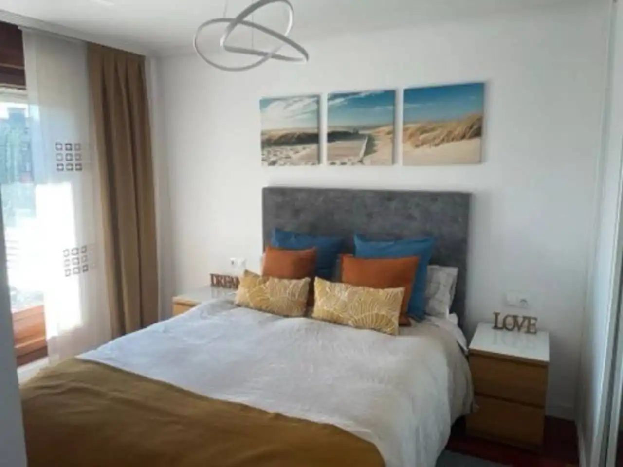 Schlafzimmer von Dachboden zur Miete in Oviedo  mit Heizung, Parkett und Terrasse