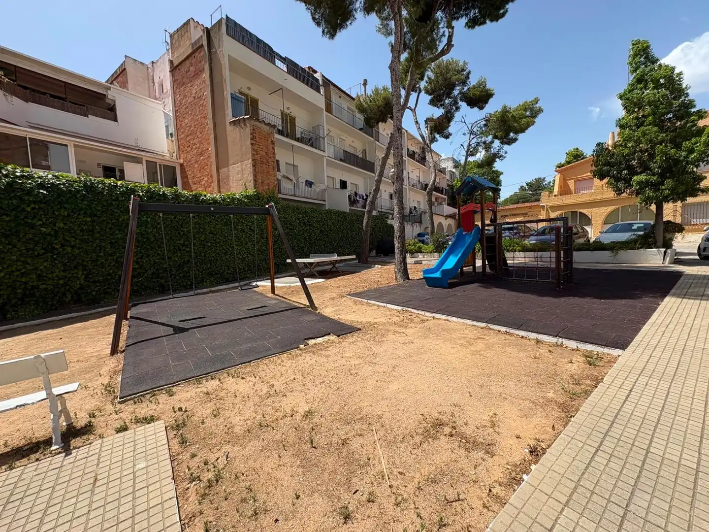 Parkplatz von Wohnungen zum Verkauf in Sitges mit Heizung, Privatgarten und Terrasse