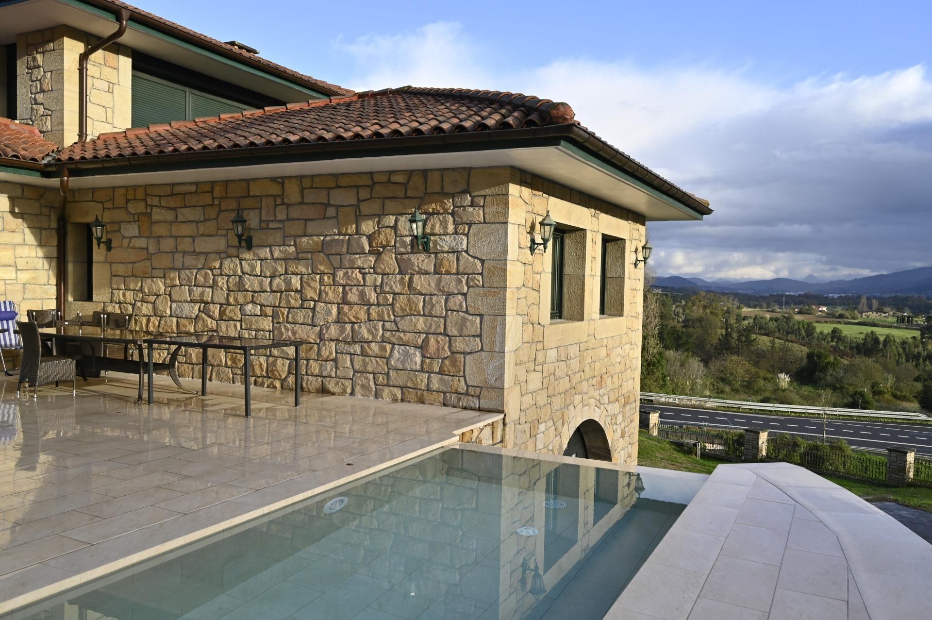 Vista exterior de Casa o xalet en venda en Loiu amb Calefacció, Jardí privat i Piscina