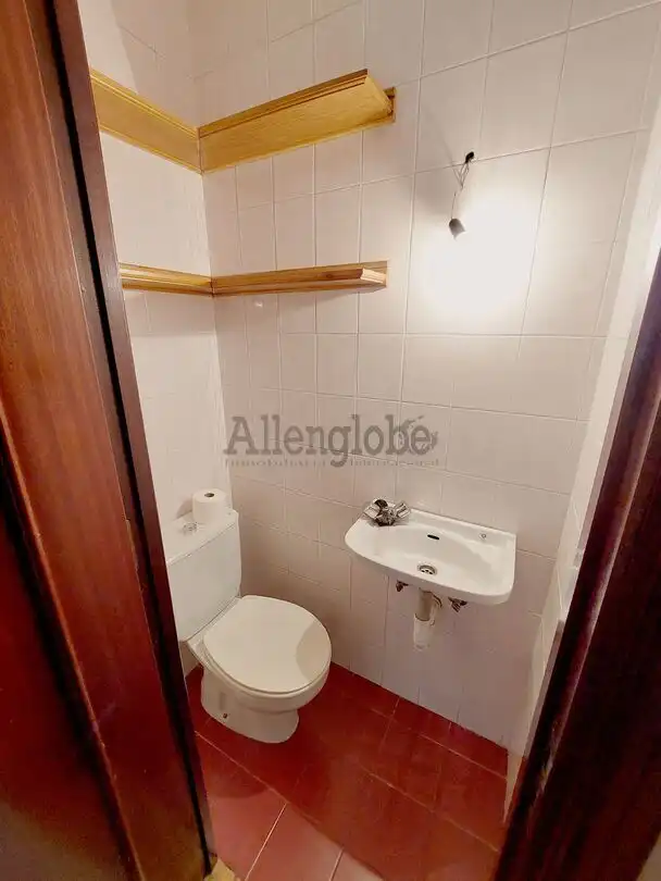 Bany de Àtic en venda en Oviedo  amb Calefacció